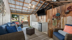 Cottage on Mistletoe hot tub outdoor party barn